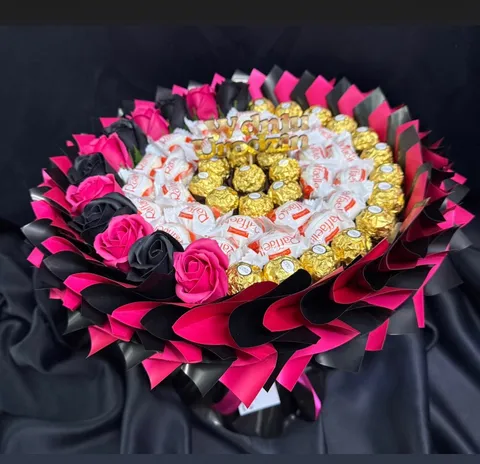 Elegancki bukiet pralin i róż 30 cm