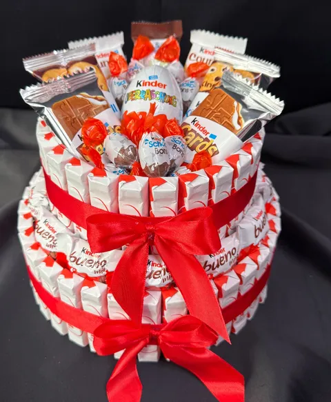 Dwupiętrowy tort z Kinder