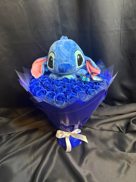 Bukiet Stitch z niebieskimi różami 25 cm